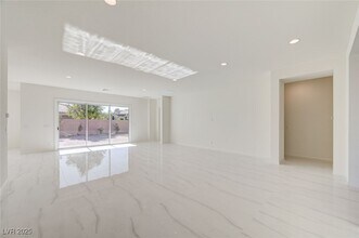 555 Jerry Bird Ct in Las Vegas, NV - Building Photo - Building Photo