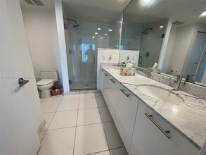 500 Brickell Ave, Unit 3005 in Miami, FL - Building Photo - Building Photo