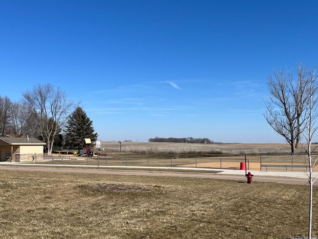 500 Superior Ave in Crooks, SD - Building Photo - Building Photo