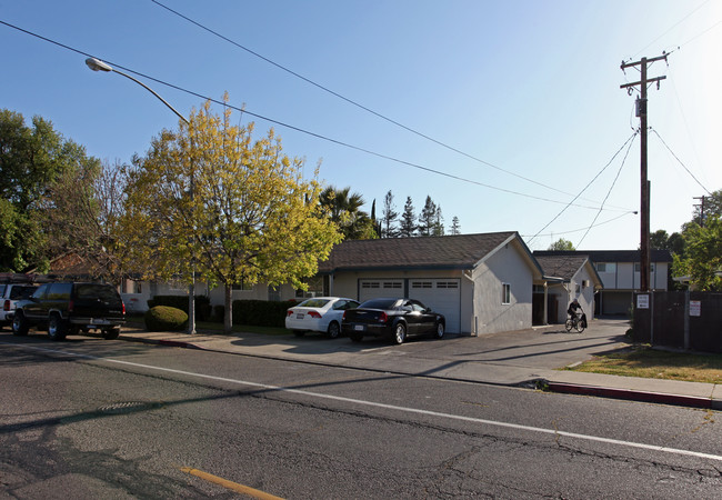 Garden Court Apartments in Turlock, CA - Building Photo - Building Photo