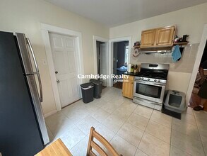5 Lewis St, Unit 2B in Somerville, MA - Building Photo - Building Photo