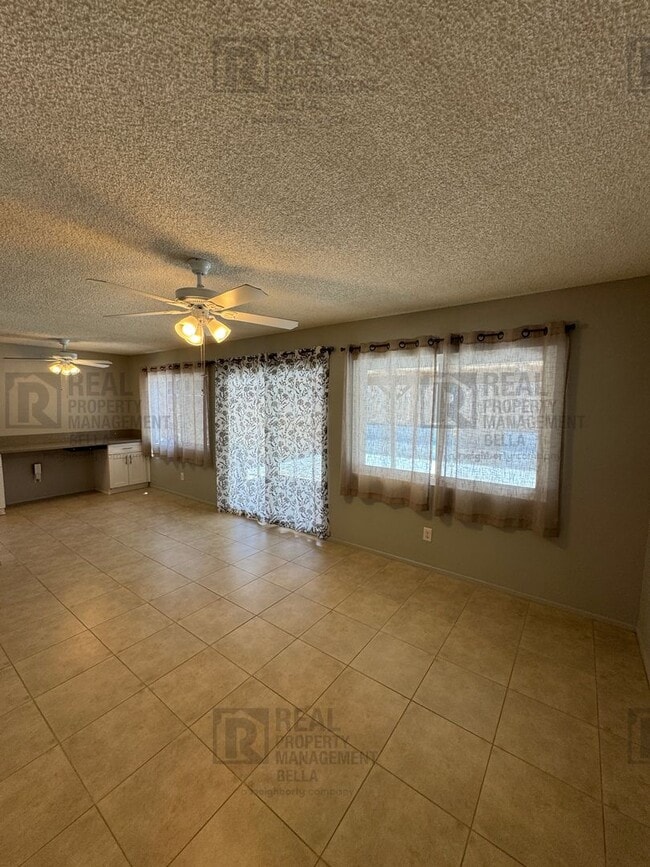 3809 Eisenhower Dr in Lake Elsinore, CA - Foto de edificio - Building Photo