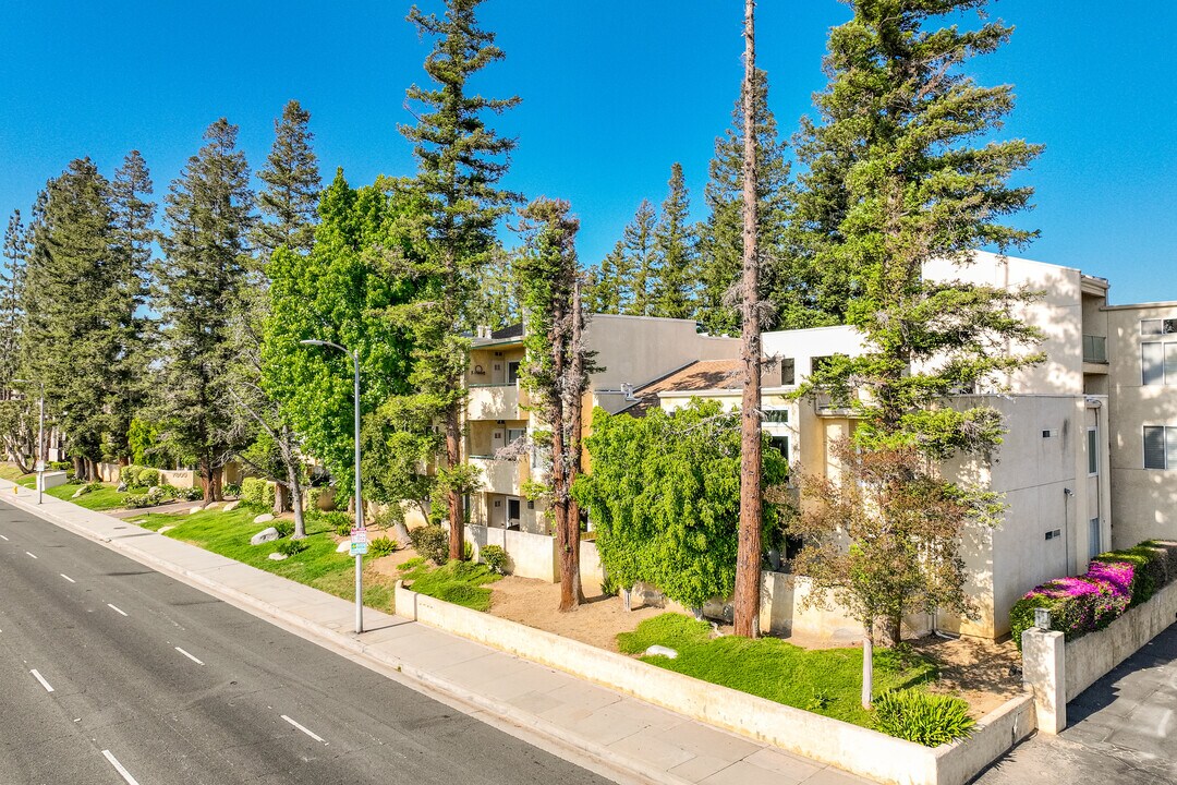 7800 Topanga Canyon Blvd in Canoga Park, CA - Foto de edificio