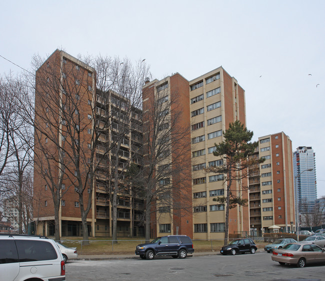 Stamford Manor in Stamford, CT - Foto de edificio - Building Photo