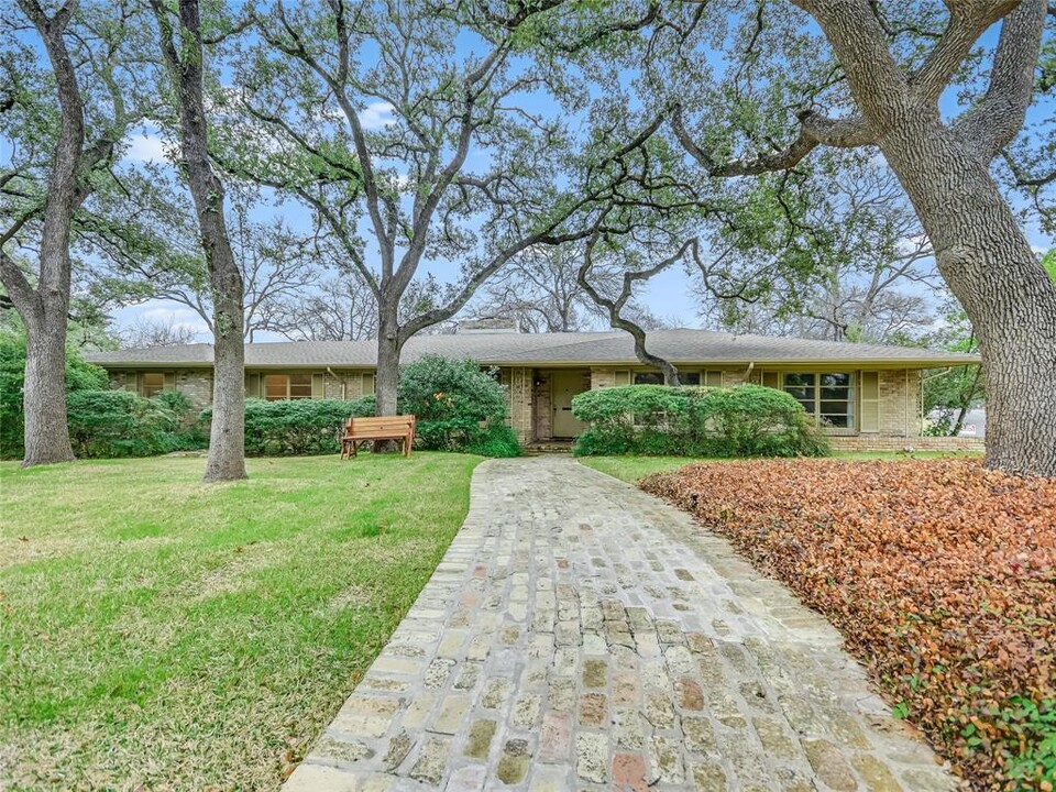 2601 Tanglewood Trail in Austin, TX - Building Photo