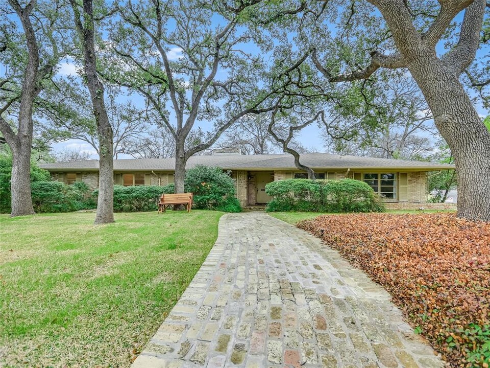 2601 Tanglewood Trail in Austin, TX - Foto de edificio