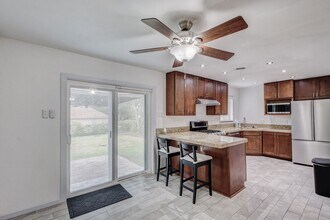 8730 Gladwood Ln in Dallas, TX - Foto de edificio - Building Photo