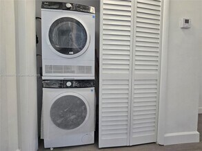 8000 Tatum Waterway Dr in Miami, FL - Building Photo - Building Photo