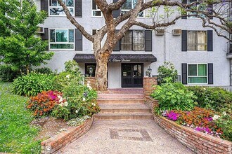 1222 N Olive Dr in West Hollywood, CA - Building Photo - Building Photo