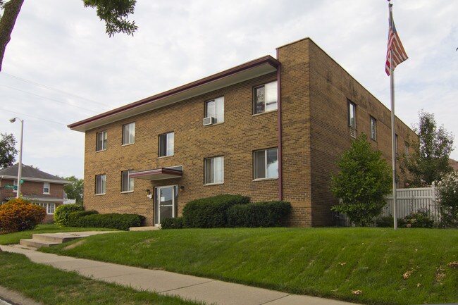 2075 S 77th St in West Allis, WI - Foto de edificio - Building Photo