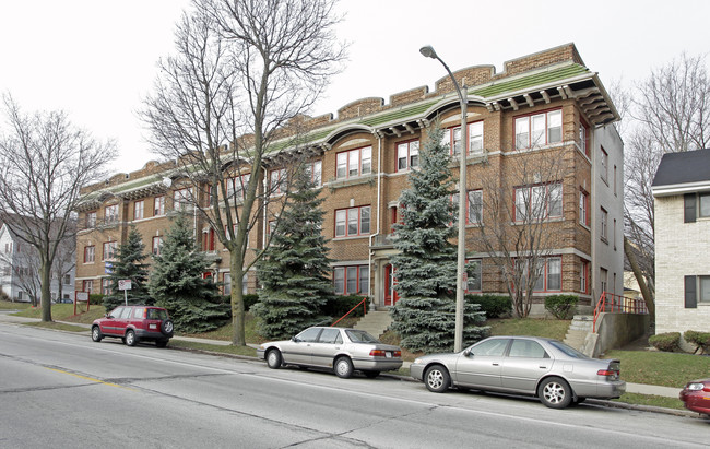 Newport Manor Apartments in Milwaukee, WI - Foto de edificio - Building Photo