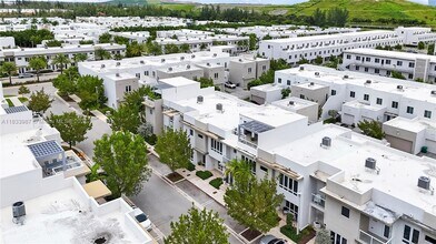 6469 NW 103rd Psge in Doral, FL - Building Photo - Building Photo