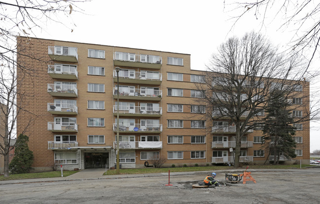 Brasilia Apartments in Montréal, QC - Building Photo - Building Photo