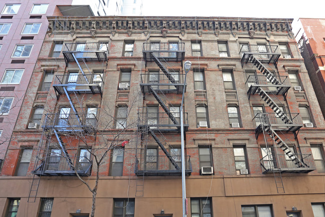 302-306 E 38th St in New York, NY - Building Photo - Building Photo