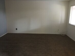563 W Alamos Ave in Clovis, CA - Building Photo - Building Photo