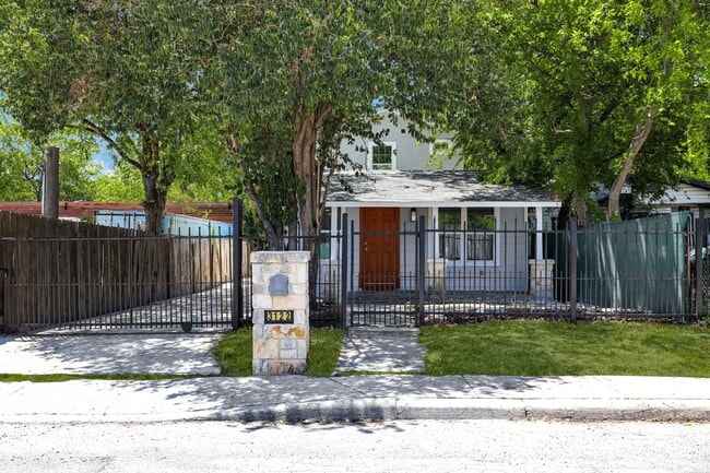 property at 3122 W César E Chávez Blvd