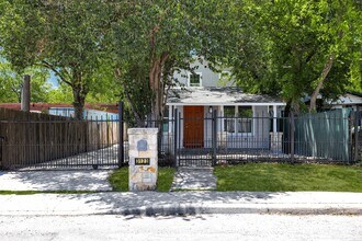 3122 W César E Chávez Blvd in San Antonio, TX - Building Photo - Building Photo