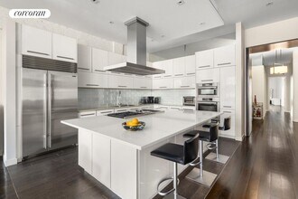 7 E 17th St in New York, NY - Building Photo - Building Photo