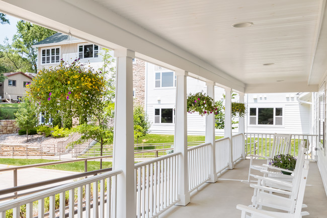 Cedar Crest Apartments in Cedar Rapids, IA - Building Photo - Building Photo