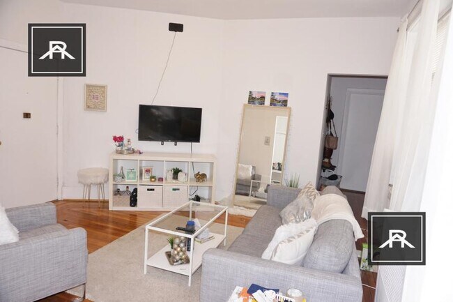 1086 Commonwealth Ave in Boston, MA - Building Photo - Building Photo