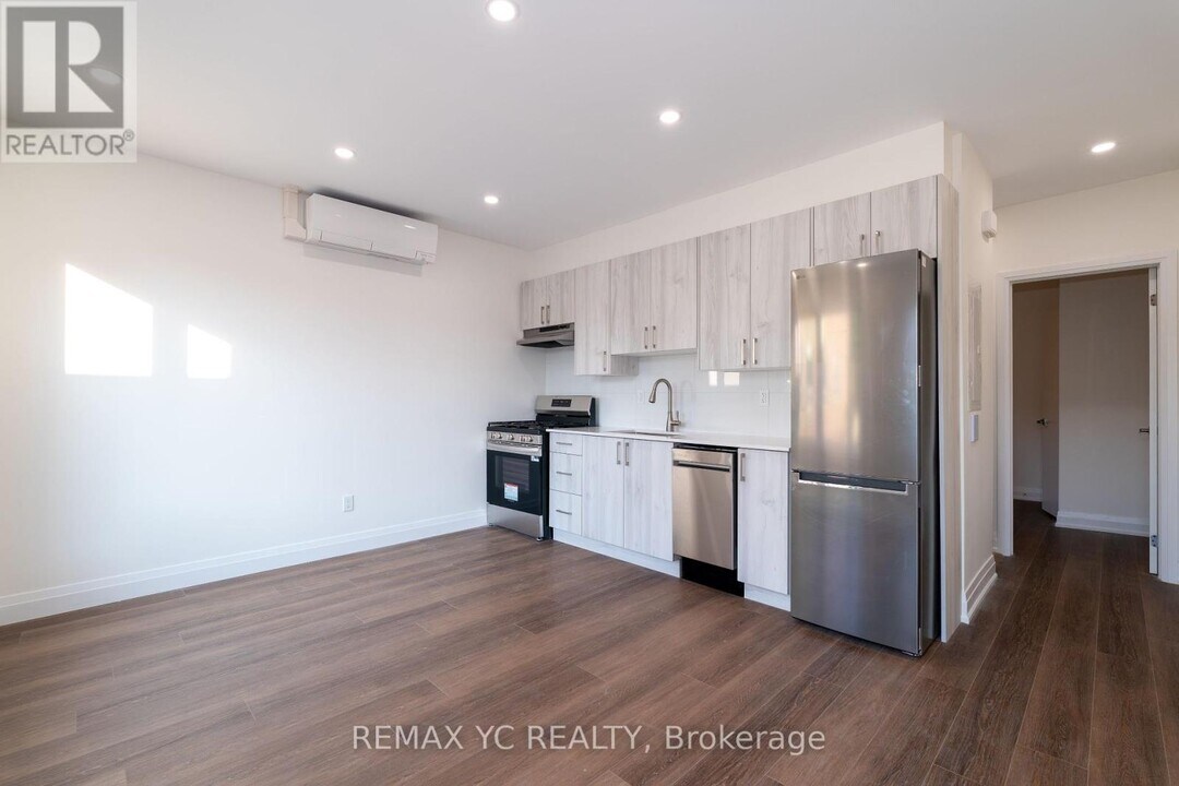 673 Danforth Ave in Toronto, ON - Building Photo