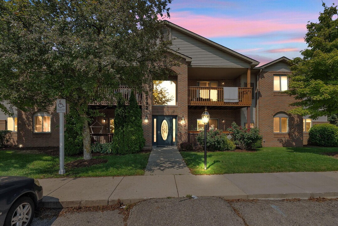 2592 Eagles Cir in Ypsilanti, MI - Building Photo