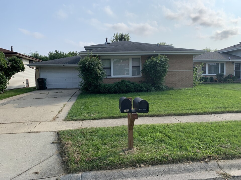 2165 N Westmoreland Dr in Palatine, IL - Building Photo