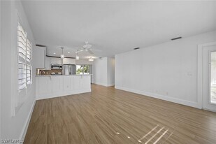 527 109th Ave N in Naples, FL - Building Photo