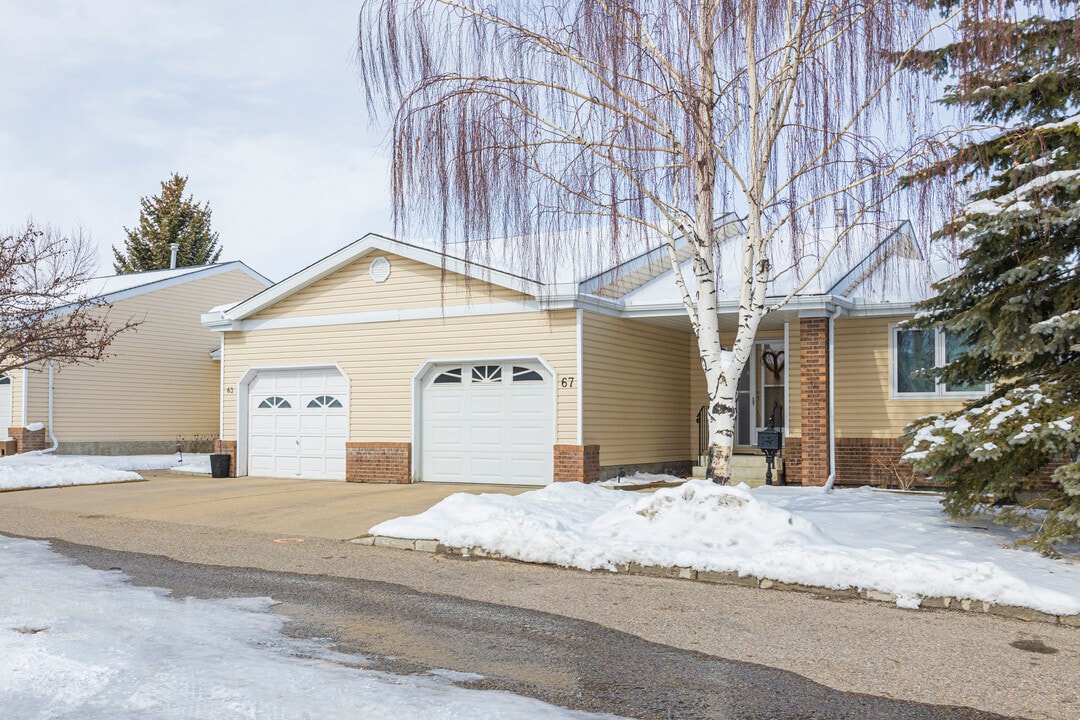 LacEwan Glen Horizon Village in Calgary, AB - Building Photo