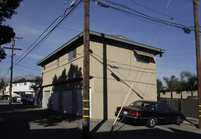 729 N Palmetto Ave in Ontario, CA - Foto de edificio - Building Photo