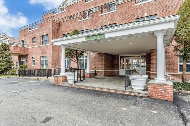 1 Portico Ct in Great Neck, NY - Building Photo - Building Photo