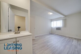 6736 Independence Ave in Los Angeles, CA - Building Photo - Building Photo