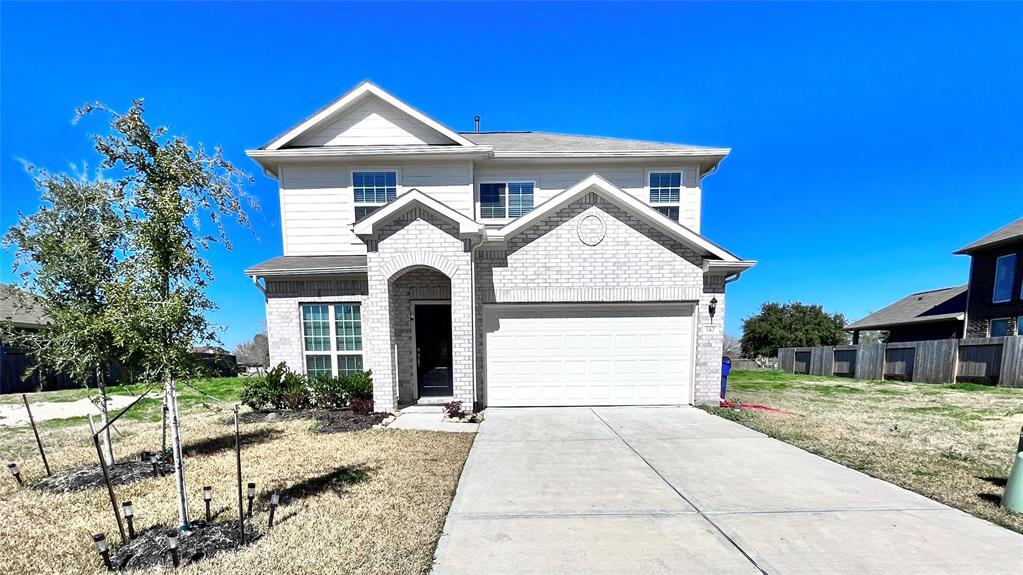140 Kelly St in Angleton, TX - Building Photo