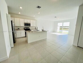 212 SE Woodbark St in Port St. Lucie, FL - Foto de edificio - Building Photo