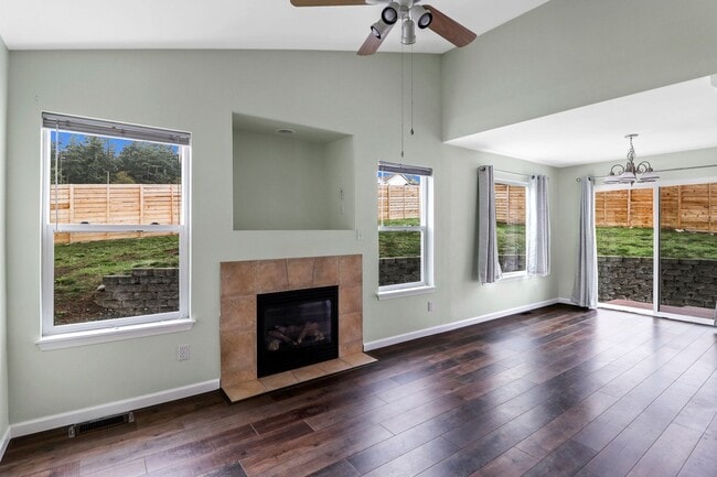 1202 NW Redwing Dr in Oak Harbor, WA - Foto de edificio - Building Photo