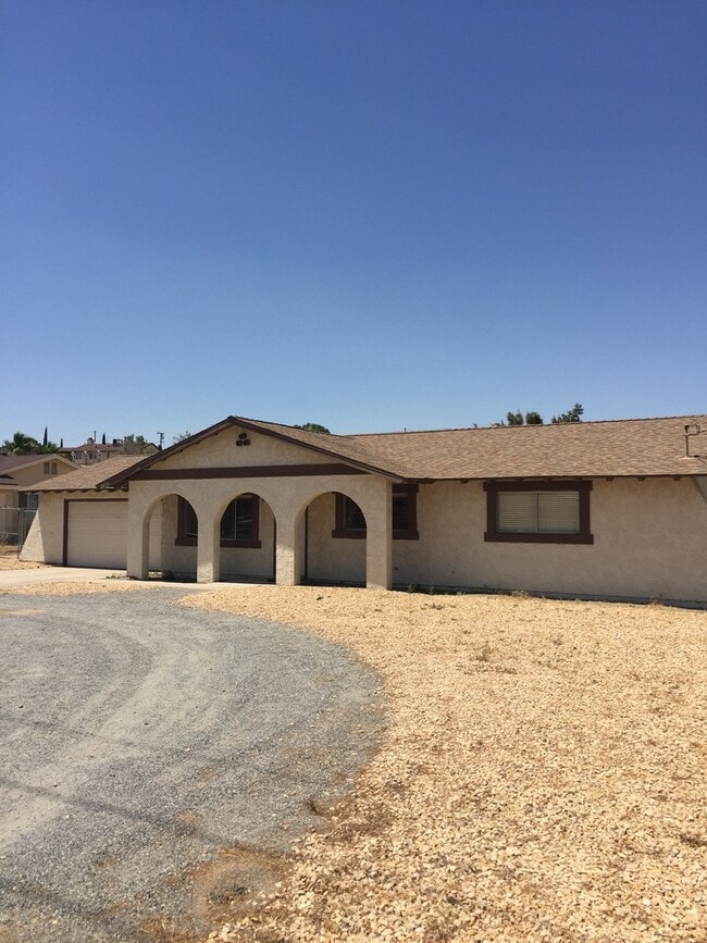 18856 Rock Springs Rd in Hesperia, CA - Building Photo - Building Photo
