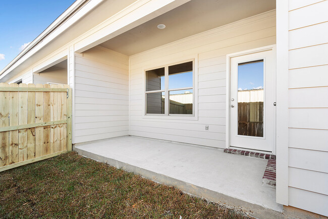 8064 Cecil Dr, Unit 1 in Denham Springs, LA - Foto de edificio - Building Photo