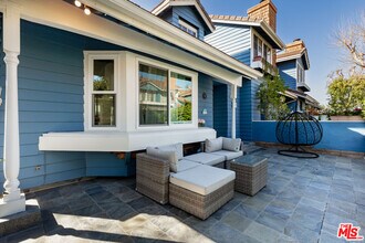 18721 Hatteras St in Los Angeles, CA - Building Photo - Building Photo