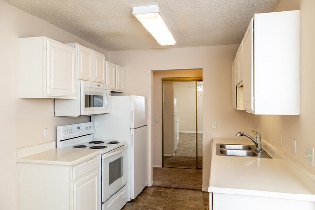 VICTORIA ESTATES in Sioux Falls, SD - Building Photo - Interior Photo