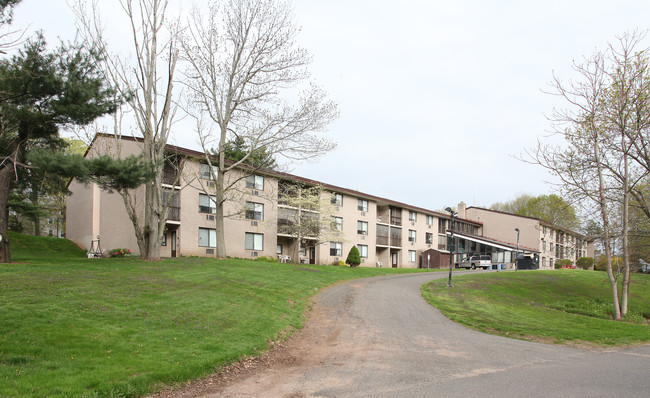 Pond View Apartments in Middletown, CT - Building Photo - Building Photo