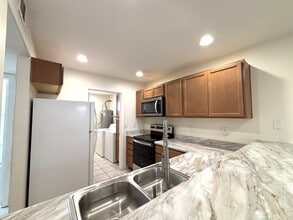 1800 Edmond St, Unit 127 in Las Vegas, NV - Foto de edificio - Building Photo