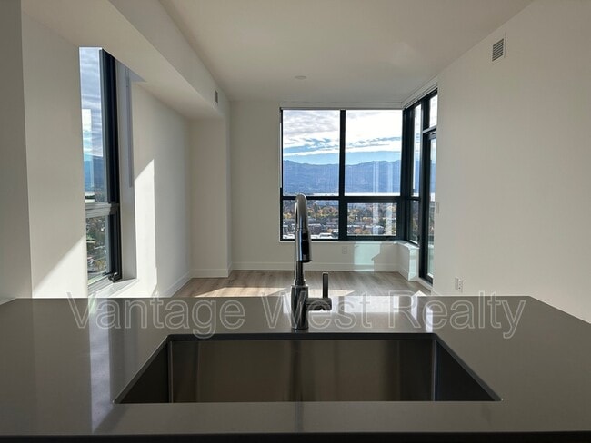 1488 Bertram St in Kelowna, BC - Building Photo - Building Photo