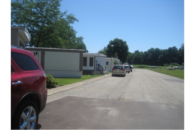 Swan Lake Mobile Estates in Allegan, MI - Foto de edificio