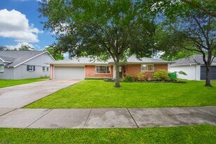 5602 McKnight St in Houston, TX - Building Photo