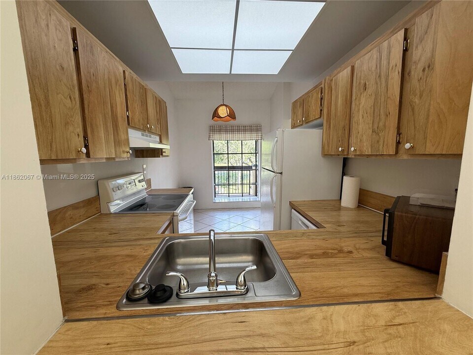1953 SW 15th St in Deerfield Beach, FL - Building Photo