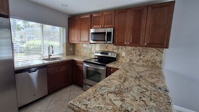 671 Deer Creek Corona Way in Deerfield Beach, FL - Building Photo - Building Photo
