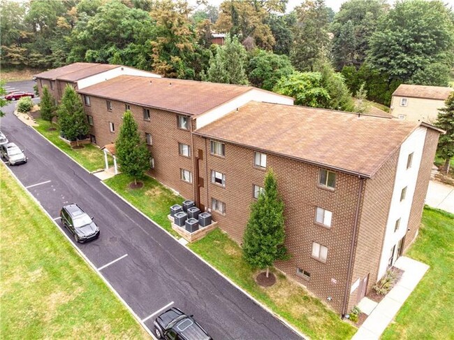 Crescent Hills Manor in Verona, PA - Foto de edificio - Primary Photo