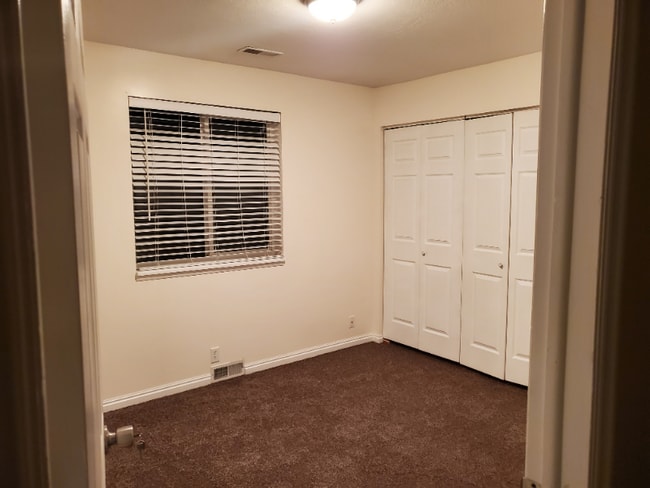 2186 Karalee Way in Sandy, UT - Foto de edificio - Building Photo