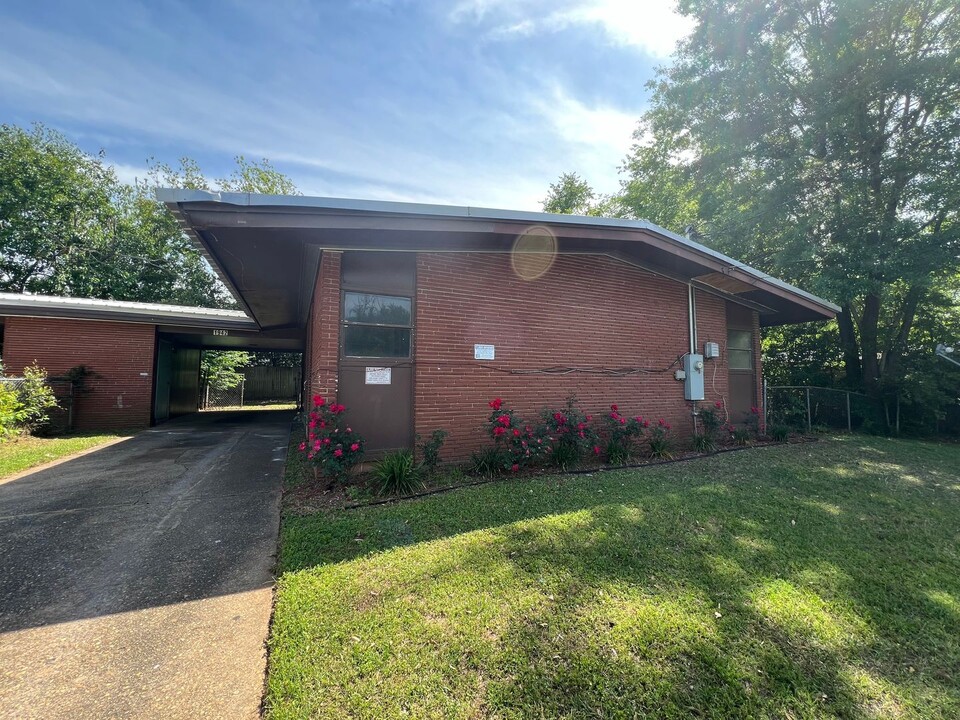 1942 S Riverview Cir in Albany, GA - Building Photo