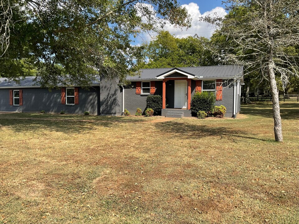 300 Kirk Ln in Gallatin, TN - Building Photo